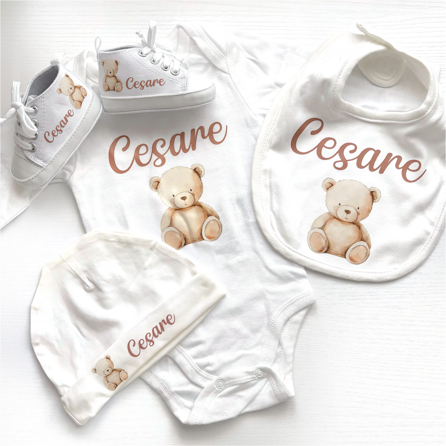 Set Nascita Personalizzato. Body, Scarpette, Bavaglino, Cappellino.